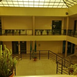 Patio de ingreso a oficinas de la D.D.S.T.A. Ch.